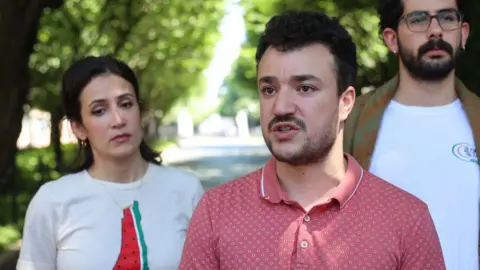 Getty Images Columbia University Student Mahmoud Khalil fala com a imprensa em 01 de junho de 2024