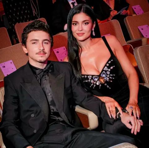 Getty Images Timothée Chalamet y Kylie Jenner con elegantes atuendos negros