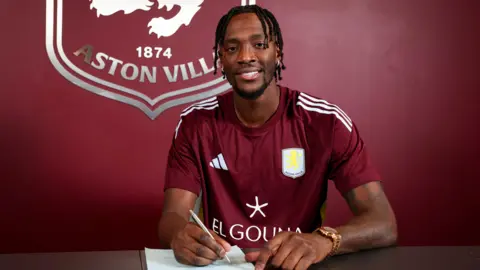 Tammy Abraham signs his contract at Aston Villa