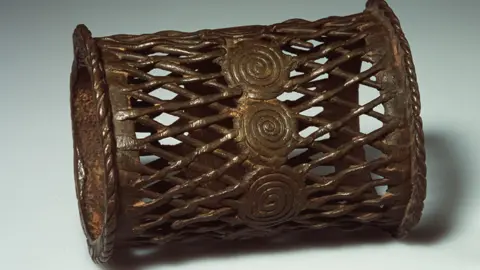 Wereldmuseum A picture of a armband with a diamond pattern 