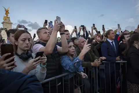 Tom Pilston People outside Buckingham Palace