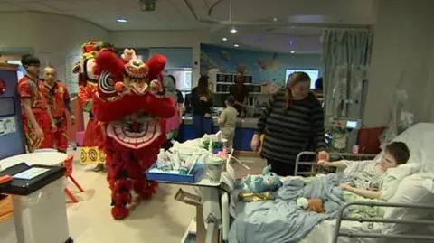 Dancers visit the ward 