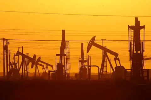 Jack pompa Getty Images terlihat saat fajar di ladang minyak di atas Formasi Shale Monterey di mana ekstraksi gas dan minyak menggunakan fraktur hidrolik, atau fracking, berada di ambang ledakan pada 24 Maret 2014 dekat Lost Hills, California.