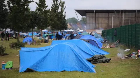 Police stand by before operation at Grande-Synthe on 17 September 2019