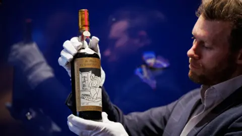 Jonny Fowle, Sotheby's Global Head of Spirits, with The Macallan Adami 1926_(3)