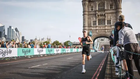 Sportograf Logan Smith running over Tower Bridge in London.