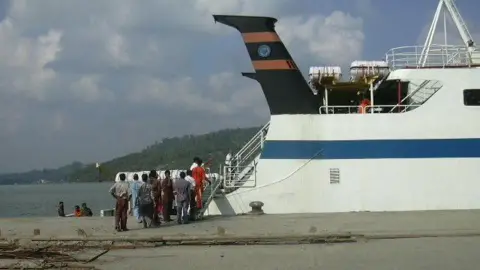 Perahu kami - Ramanujam - berlabuh di dermaga di pelabuhan Chatham ketika kami kembali ke Port Blair