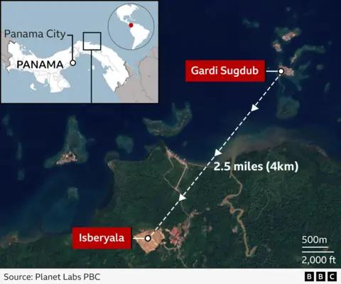 Peta yang terbuat dari gambar satelit yang menunjukkan pulau Gardi Sugdub di lepas pantai utara Panama. Berjarak 2,5 mil (4 km) dari Isberyala, yang terlihat sebagai tambalan cahaya besar yang dikelilingi oleh hutan hijau.