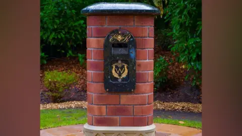 Walton Hall Walton Hall postbox