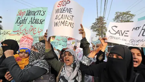 Women protesting honour killings in Pakistan