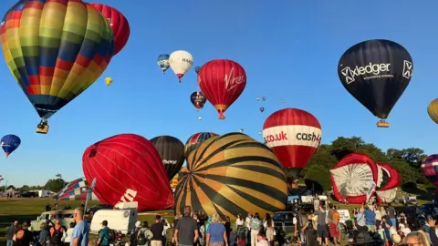 BBC Hot air balloons take to the sky