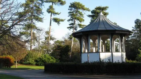  M J Richardson/Geograph Bedford Park bandstand
