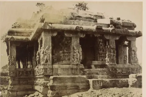 dag Thomas Biggs Plaat LXXII. Iwullee, East Temple Front (Durga Temple, Aihole, Bijapur) Albuminezilverdruk van vetvrij papier negatief gemonteerd op papier, 1855.