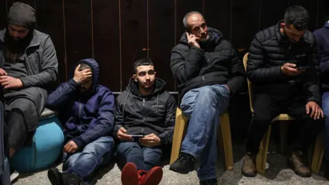 Getty Images Palestinian families respond after Israel delay the release of Palestinian prisoners, which should be released in the seventh exchange of hostage prisoners, in the city of occupied west coast of Ramallah on 23. February 2025. Years.