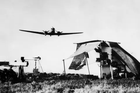 Getty Images Installation of equipment before the test of the first British nuclear bomb on 3 October 1952 on the Montebello Islands