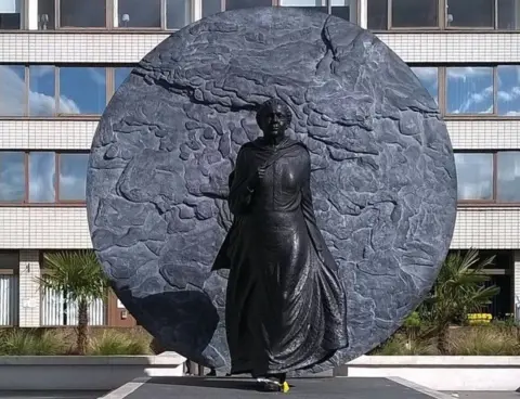 Avril Nanton and Jody Burton Mary Seacole statue