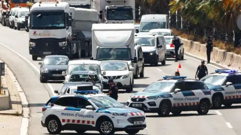 De Catalaanse regionale politie Mossos d'Esquadra van de EPA houdt op 8 augustus 2024 voertuigen tegen bij een wegversperring in Barcelona, ​​Spanje.