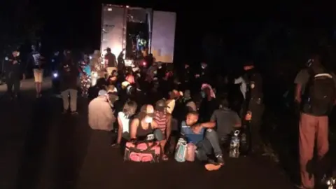 PNC de Guatemala Migrants discovered by Guatemalan police.