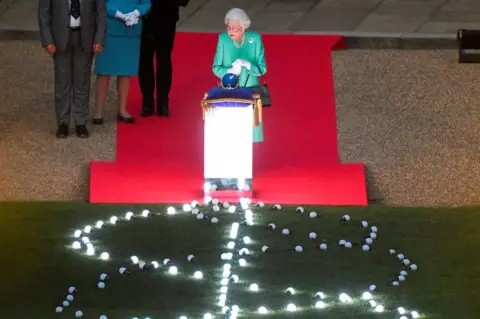 Reuters The Queen standing in front of the globe