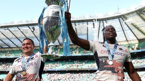 Jamie George and Maro Itoje lift the Premiership trophy
