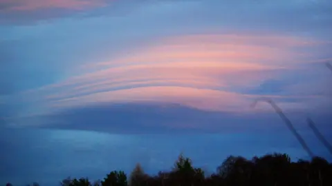 RonbythLoch/BBC Weather Watchers The cloud appears as layers stacked on top of one another and are pale pink and blue.