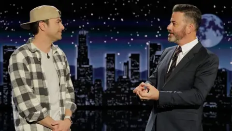 ¡Imagen de Mark Rober y Jimmy Kimmel en el episodio de Jimmy Kimmel Live!