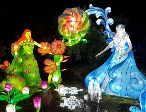 Twitter/@monthebees Chinese lanterns