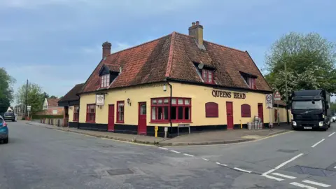 Edd Smith/BBC The Queen's Head pub in Hethersett, Norfolk