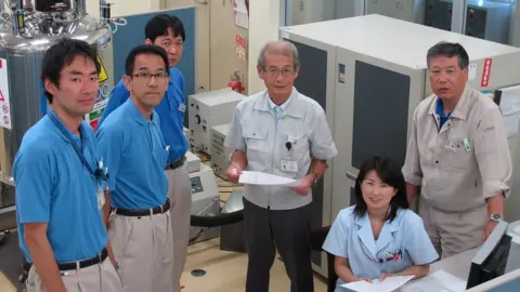 Ashai Kasei Professor Akira Yoshino, centre