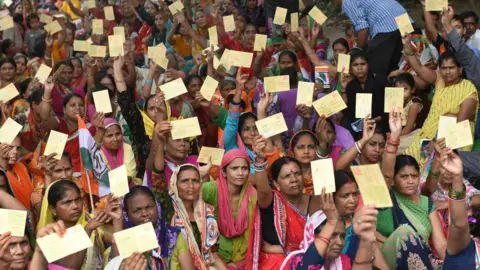 Getty Images New Delhi, India - 31 Juli: Pekerja domestik dari berbagai negara gelombang kartu pos yang ditulis kepada Perdana Menteri menuntut undang -undang pusat bagi pekerja rumah tangga seperti yang mereka tunjukkan di hadapan Parlemen untuk menuntut undang -undang pusat untuk melindungi dan mempromosikan pekerjaan dan jaminan sosial mereka, di bawah Spanduk All India tidak terorganisir Kongres (AIUWC), di Parliament Street, pada 31 Juli 2018 di New Delhi, India. 