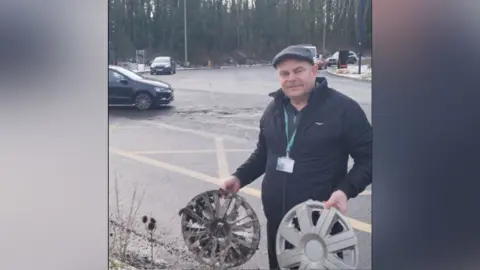 El concejal Ian Snowdon sostiene escombros