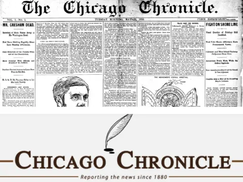 芝加哥纪事报 顶部，是一张旧报纸的图片，上面有标题和黑白图画。下方是新版芝加哥纪事报的标志，包括一根羽毛和标语 