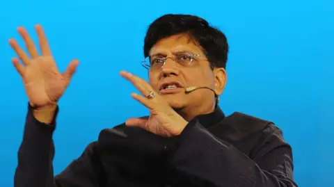 O filme é mostrado pelo ministro do Comércio da Índia, Piyush Goyal, em um evento em Nova Délhi, na Índia, em 2019. 