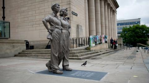 The fight to celebrate great women on Britain's streets - BBC News