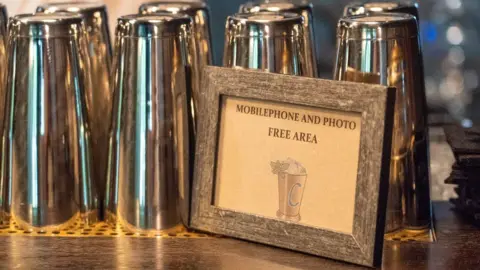 Chihuahua Julep Helsinki cocktail bar bans phones 2018