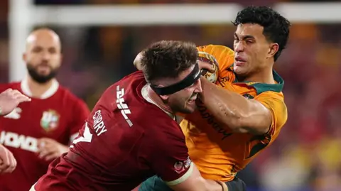 Tom Curry tackles Joseph Suaalii