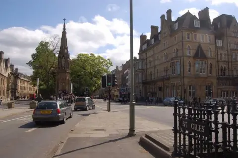 Roger Davies St Giles loos