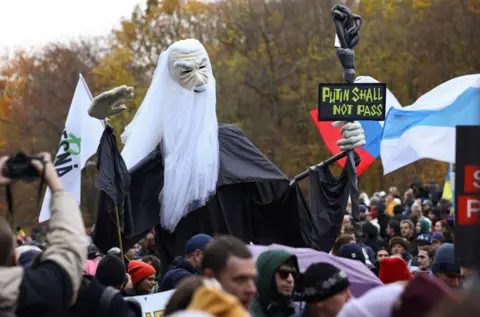 Reuters People attend an anti-Putin protest in Berlin.