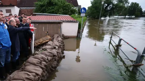 Scholz visits flood scene