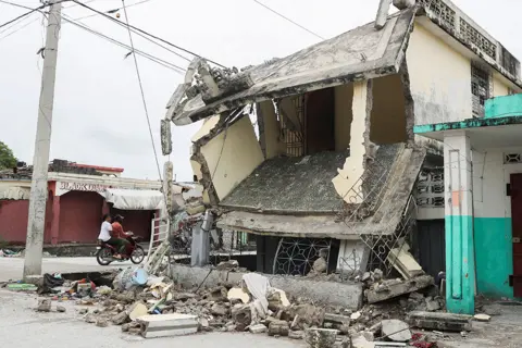 Haiti earthquake: Search for survivors amid devastation