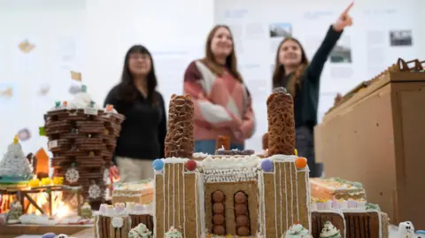 Электростанция PA Media Gingerbread, основанная на электростанции Баттерси. Он украшен башенками из-под бренди и украшен конфетами Smarties и зефиром.