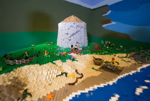 Arran Sinclair Lego broch