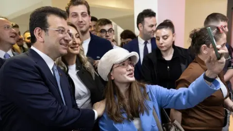 TOLGA BOZOGLU/EPA-EFE Thị trưởng Istanbul và ứng cử viên Ekrem Imamoglu (2-L) của đảng Nhân dân Cộng hòa (CHP) đối lập chính đã bỏ phiếu cho cuộc bầu cử địa phương tại một trạm bỏ phiếu ở Istanbul, Thổ Nhĩ Kỳ, ngày 31 tháng 3 năm 2024