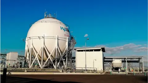 Getty Images tank containing liquid hydrogen at Kobe Port Island plant, Japan