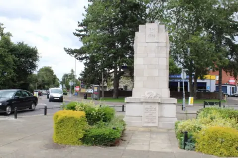  David Larkin/Historic England Goffs Oak War Memorial, Broxbourne, Hertfordshire