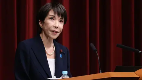 Getty Images De Japanse premier Sanae Takaichi spreekt tijdens een persconferentie op het kantoor van de premier in Tokio op 19 januari 2026. 