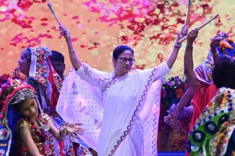 O ministro-chefe da Getty Images, Mamata Banerjee, dançou ao ritmo da dança de Dandiya durante a celebração pré-Holi chamada Dolyatra e Holi Milan Utsav no Dhono Dhanyo Auditorium em 12 de março de 2025 em Calcutá, Índia. 