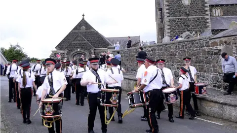 PAcemaker Marchers outside Drumcree church