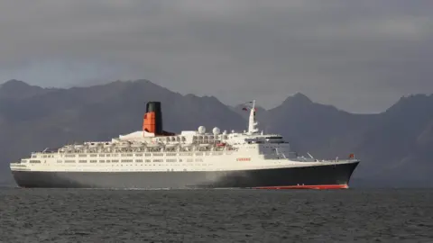 PAUL BARKER The QE2 cruise liner enters the Firth of Clyde past the Isle of Arran in 2008