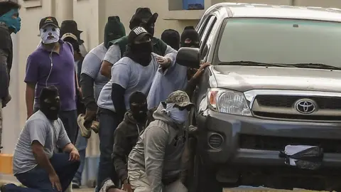 AFP Paramilitaries surround the San Sebastián Basilica, in Diriamba, Nicaragua on July 09, 2018